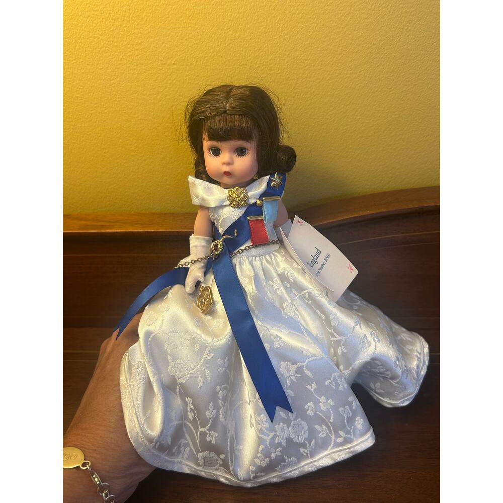 Madame Alexander Doll England Queen #28560 In‎ Box w/Tags 8”